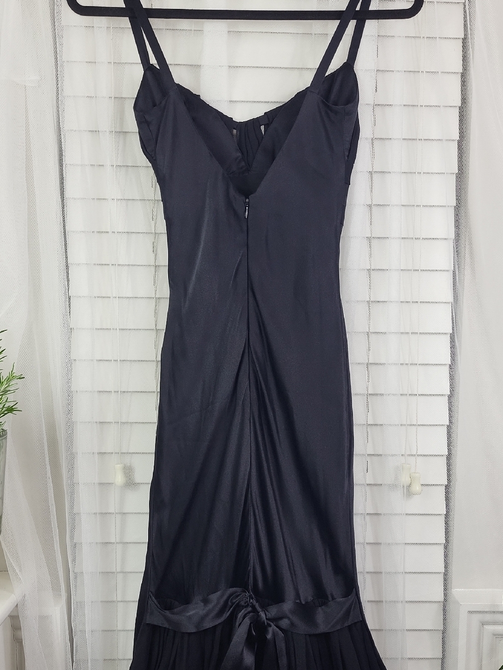Outstanding Elegant Floor-Length Silk Evening Gown in Charcoal. Size 2 - Picture 8 of 13